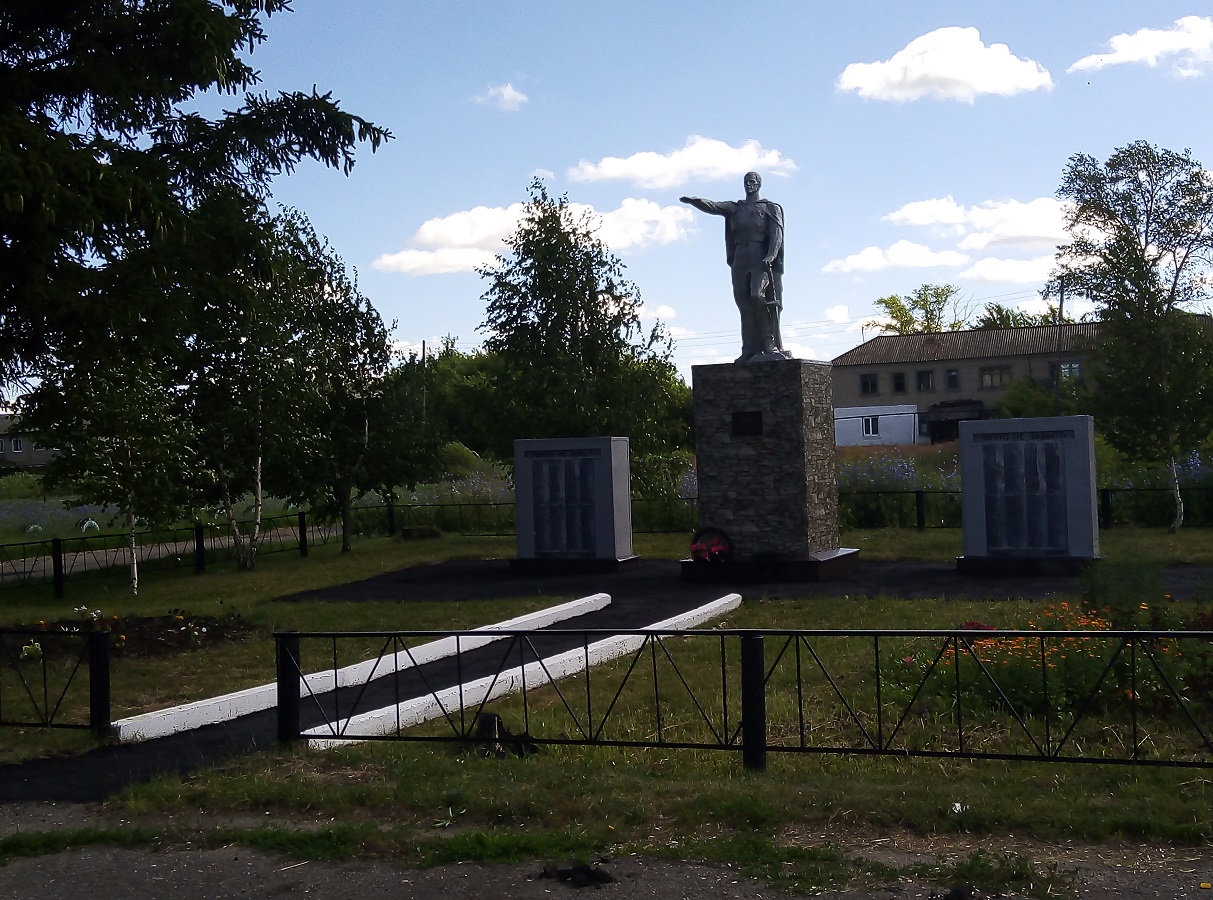 Памятник погибшим в ВОВ в п.Красноармейский.