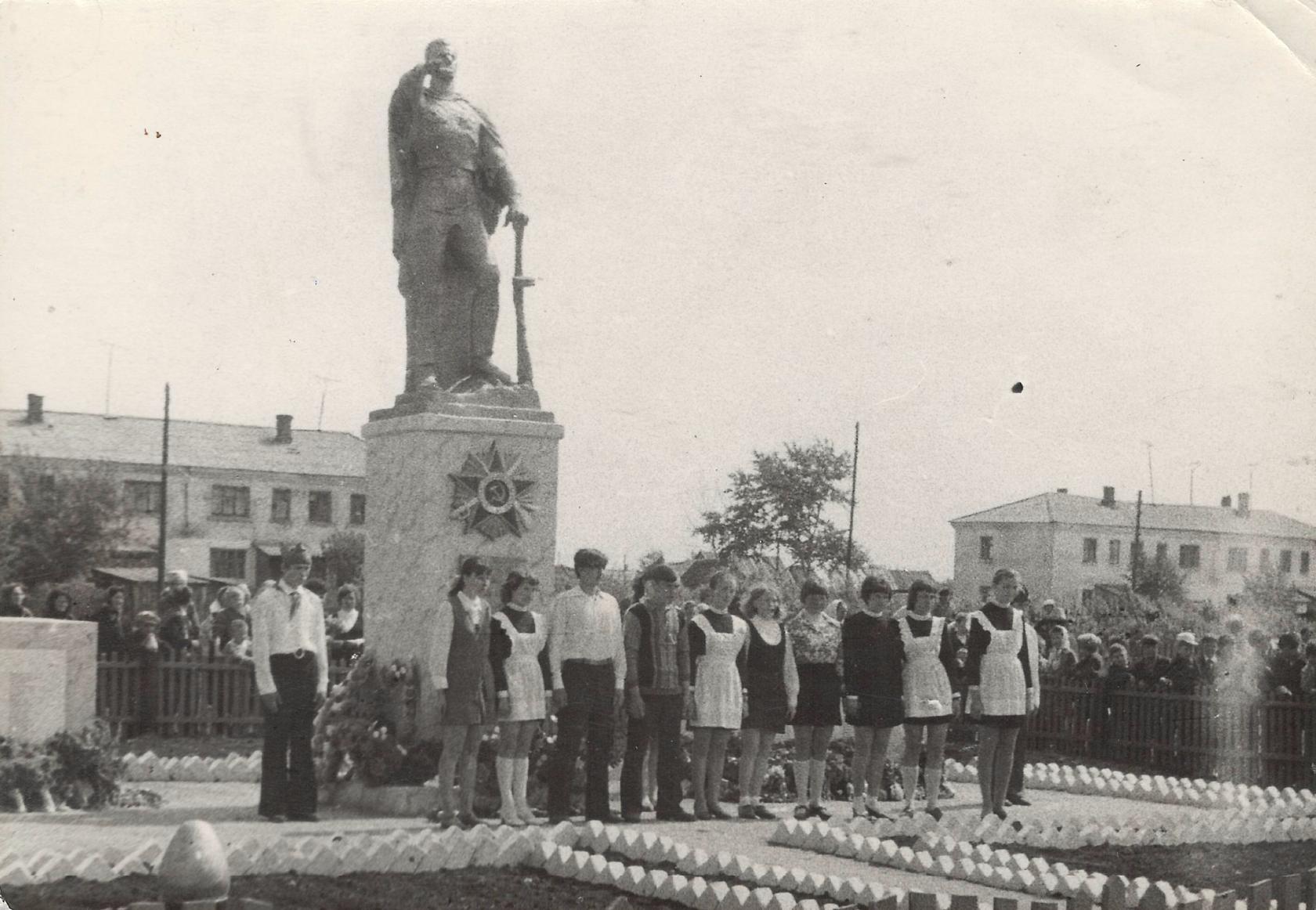 Памятник участникам ВОВ в п. Красноармейский, открыт в 1975 г..